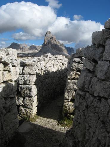  Trincea italiana ripristinata (sullo sfondo le Tre Cime di Lavaredo)