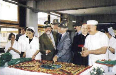 Taglio della torta all'inaugurazione alla presenza di Parazzini e Fumi