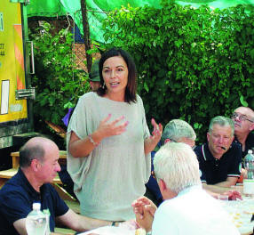 I volontari dell'Ana nel campo di accoglienza di Finale Emilia e, a destra, l'assessore regionale alla protezione civile Paola Gazzolo